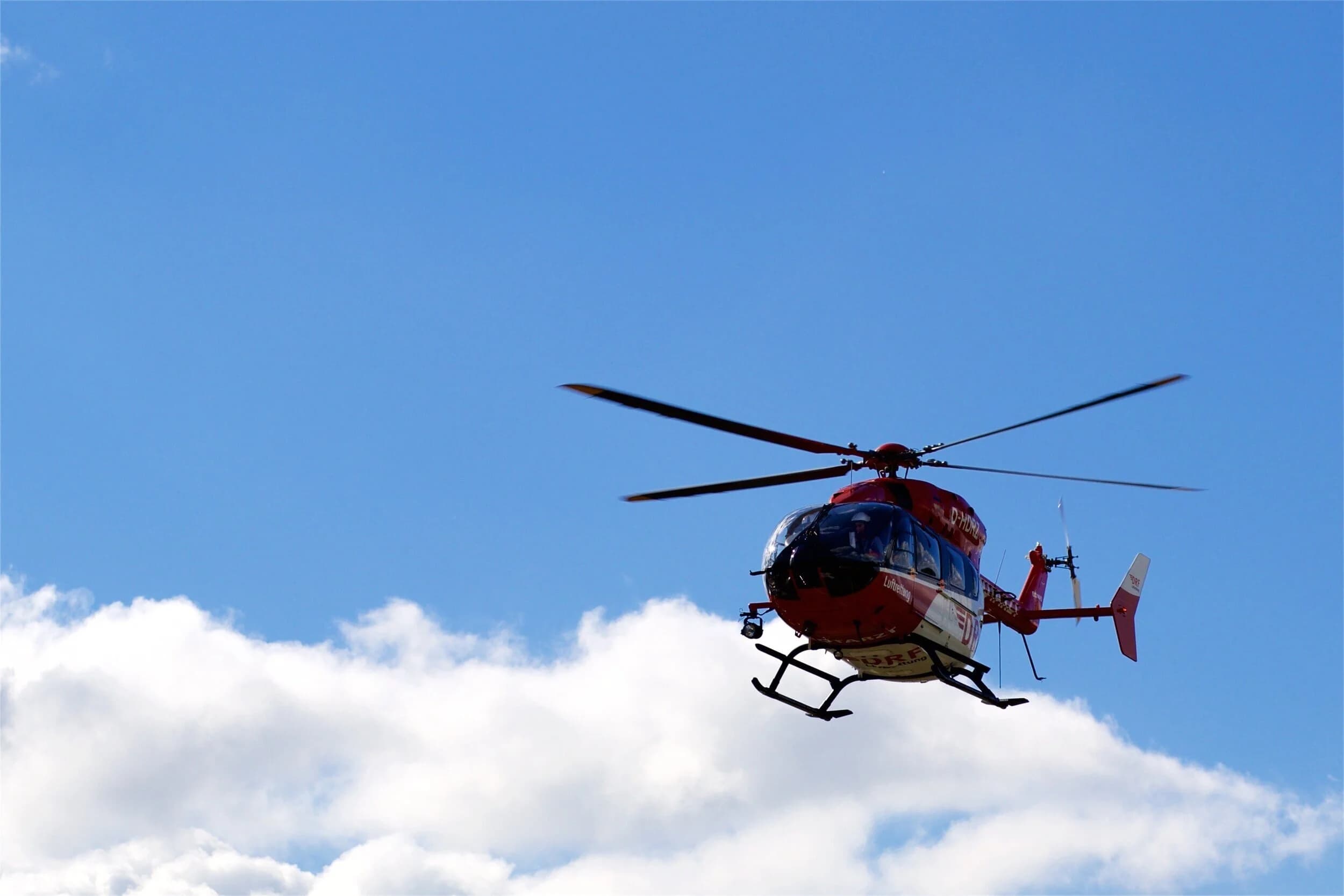 Helikopter im Einsatz über Wolken